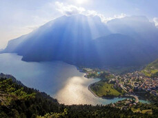 Molveno, eine Naturoase fernab vom Alltag, vor der Kulisse der Dolomiten