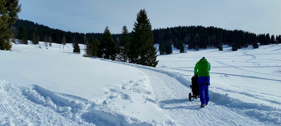 With the strollers on the snow |Baby trekking in winter