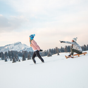 Ragazze con la slitta - photo APT Alpe Cimbra | © Ragazze con la slitta - photo APT Alpe Cimbra