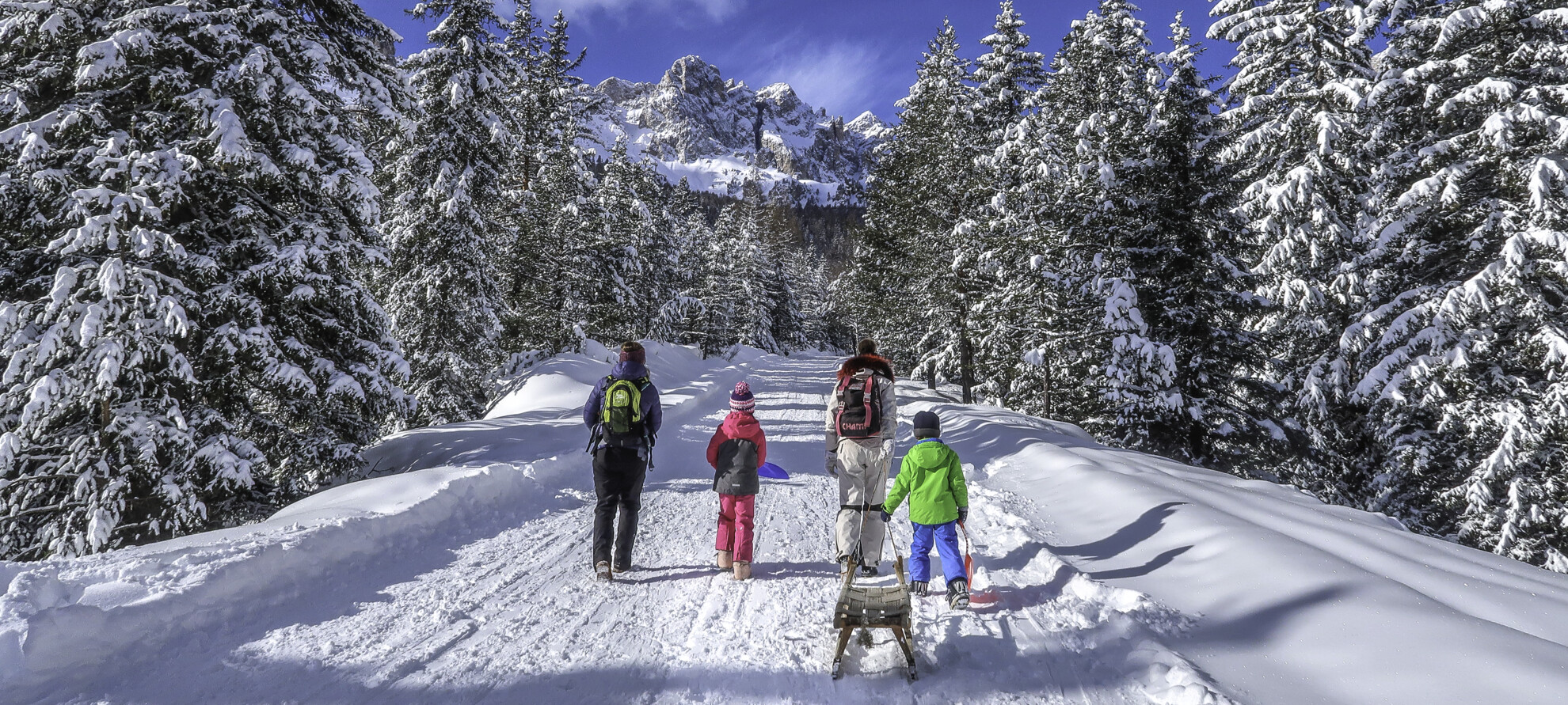 Modne zajęcia na śniegu dla całej rodziny