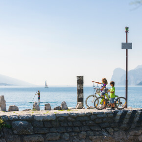 Na kole kolem jezera Garda