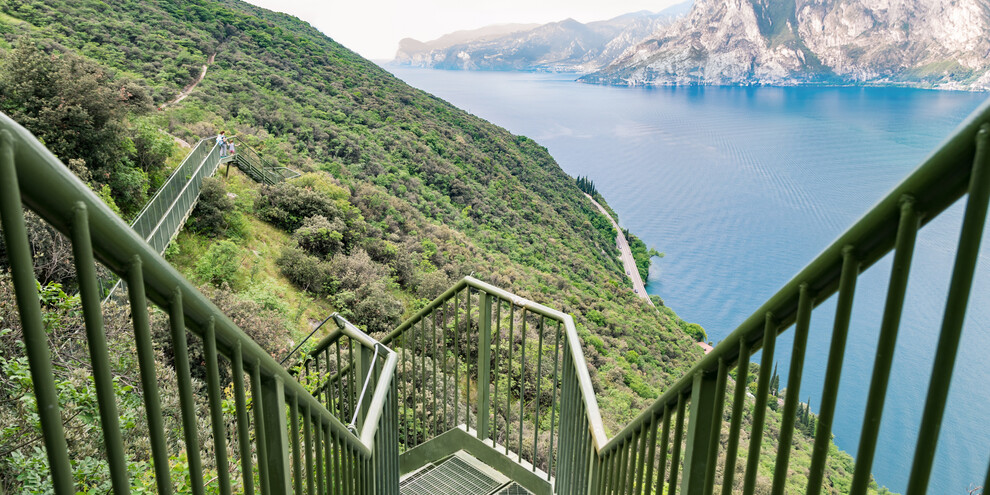 Wanderpfad  Busatte – Tempesta, steil über dem Gardasee