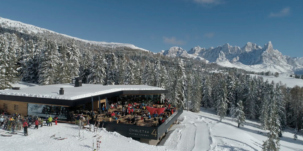 The Chalet 44 Dolomites Lounge: a view of the Lagorai and the Pale di San Martino