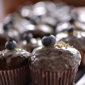 Cupcakes met chocolade en vlierbloesemroom