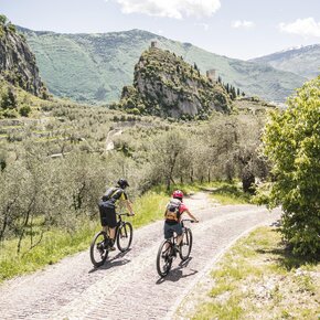 Strada per Laghel con vista sul castello | © Garda Trentino 