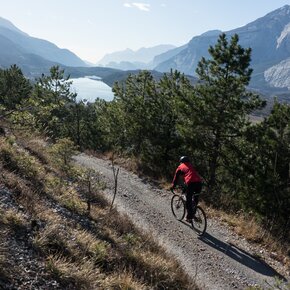 Il ritorno al lago di Cavedine con la bassa Valle del Sarca sullo sfondo | © Garda Trentino 