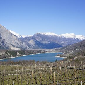 Lago di Cavedine, con la Paganella innevata sullo sfondo | © Garda Trentino 