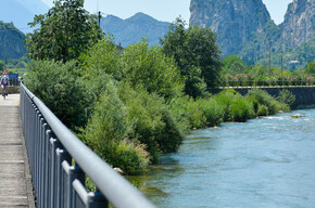 Der Radweg entlang des Flusses Sarca (im Hintergrund die Burg von Arco) | © Garda Trentino 