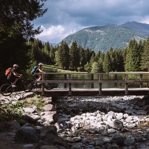 Il ponte in legno al Lago dei Caprioli | © APT Valli di Sole, Peio e Rabbi