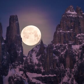 The moon and the Campanil Bas | © APT Dolomiti di Brenta e Paganella