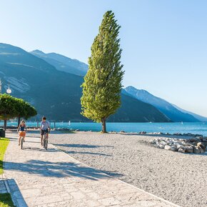 Il percorso ciclabile a Torbole, accanto alla spiaggia | © Garda Trentino 