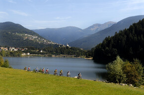 Cycle path of the lakes: Lake Serraia, Lake delle Piazze and Lake delle Buse | © Azienda per il Turismo Altopiano di Piné e Valle di Cembra