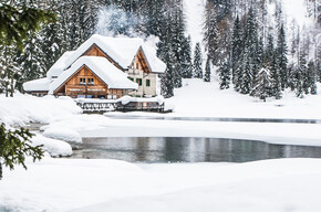 Nambino lake and hut in winter | © APT Madonna di Campiglio, Pinzolo, Val Rendena