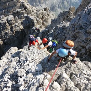 Alpinisti su un passaggio aereo lungo le Bocchette Alte | © Madonna di Campiglio Azienda per il Turismo 