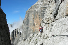Via ferrata Livio Brentari. In the background Denti d'Ambiez. | © APT Madonna di Campiglio, Pinzolo, Val Rendena