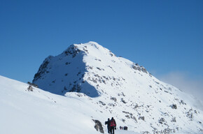 Schneeschuhwanderer zum Gipfel der Tombea | © Madonna di Campiglio Azienda per il Turismo 