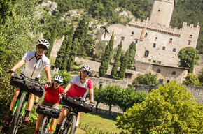 Pedalando all'ombra del Castello di Avio | © APT Rovereto Vallagarina Monte Baldo