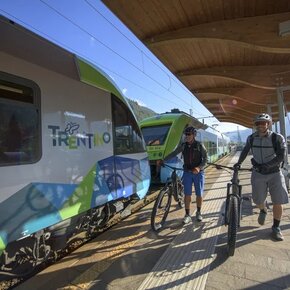Ciclisti sul DoGa a Malè | © APT Madonna di Campiglio, Pinzolo, Val Rendena