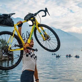 Ciclista a Riva del Garda, tappa finale del DoGa | © Madonna di Campiglio Azienda per il Turismo 
