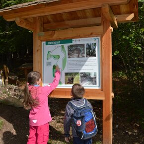 Segnaletica sentiero Rais | © APT Dolomiti di Brenta e Paganella