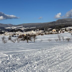 A piedi sulla neve attraverso i prati soleggiati dei Pradiei | © APT Val di Non 