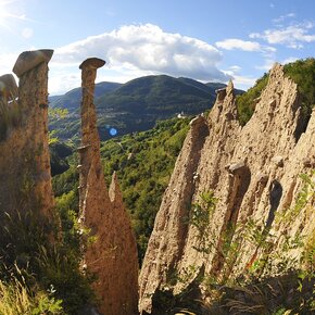 Un terrazzo panoramico sulle Piramidi di terra | © APT Trento 