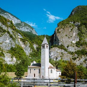 La chiesa dei Santi Filippo e Giacomo a Zambana Vecchia | © APT Dolomiti di Brenta e Paganella