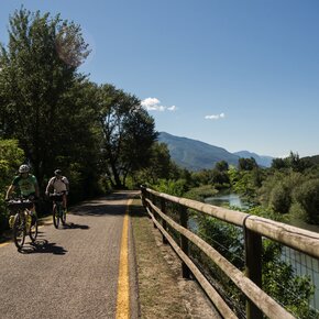 Il percorso ciclabile lungo il fiume Sarca | © Garda Trentino 