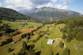 The Boniprati plateau, with Dosso dei Morti and the Daone Valley in the background | © Madonna di Campiglio Azienda per il Turismo 