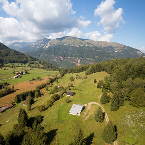 The Boniprati plateau, with Dosso dei Morti and the Daone Valley in the background | © Madonna di Campiglio Azienda per il Turismo 