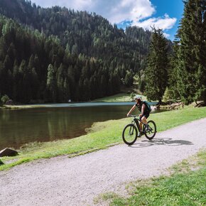 In bici, al Lago dei Caprioli | © APT Valli di Sole, Peio e Rabbi