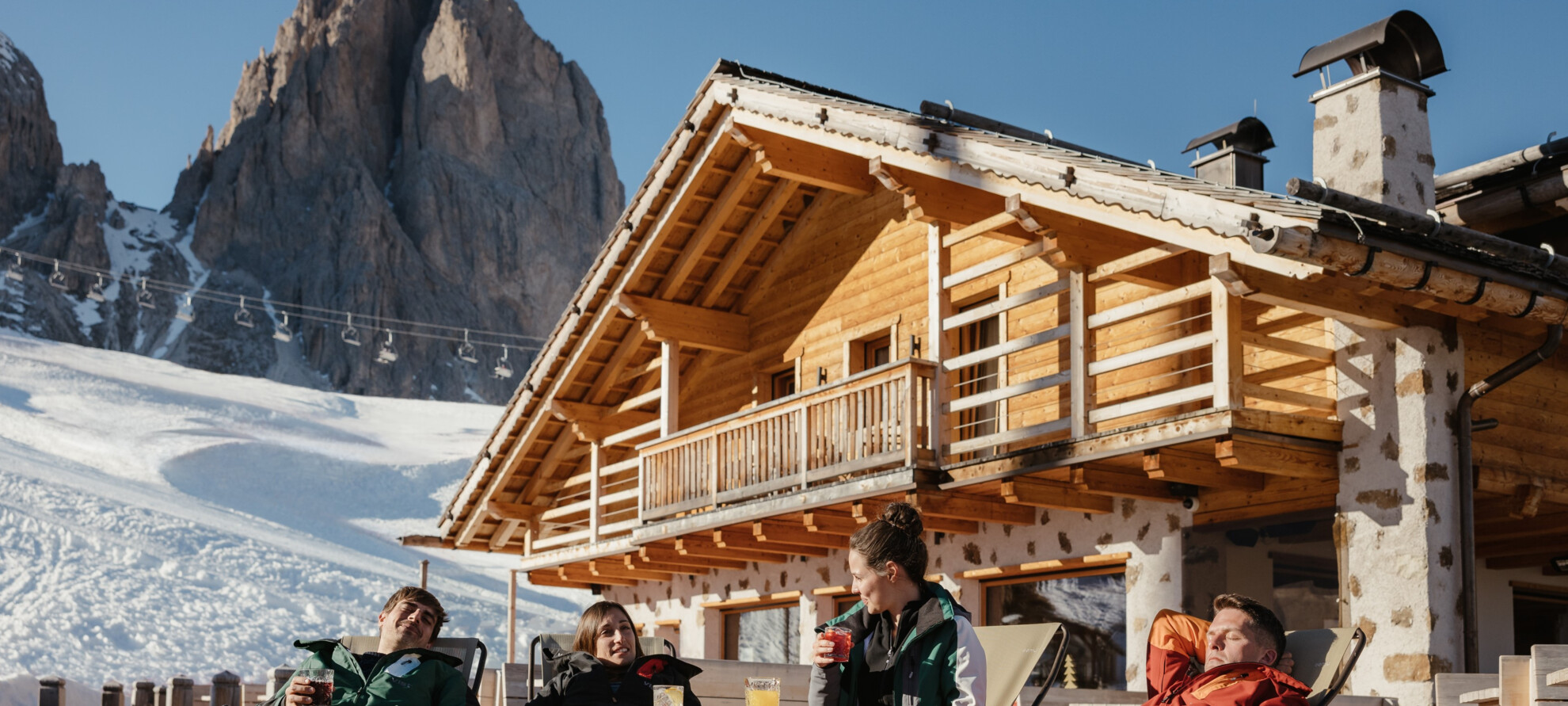 Val di Fassa - Passo Sella - Rifugio Salei - Relax sulle sdraio nella terrazza del rifugio | © Alex Moling