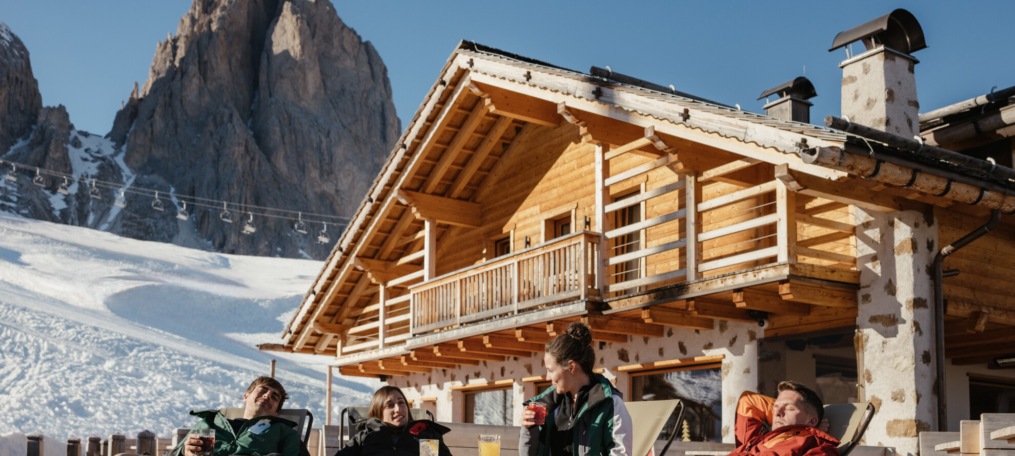 Val di Fassa - Passo Sella - Rifugio Salei - Relax sulle sdraio nella terrazza del rifugio | © Alex Moling