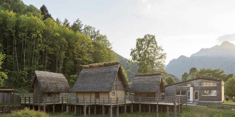 Het meer en de paalwoningen