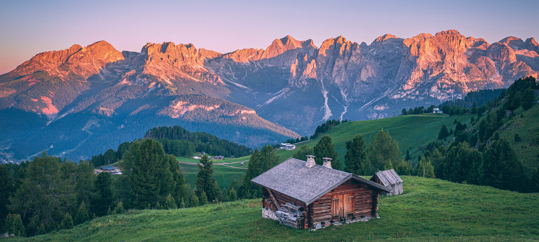 Albe e tramonti in malga in Val di Fassa
