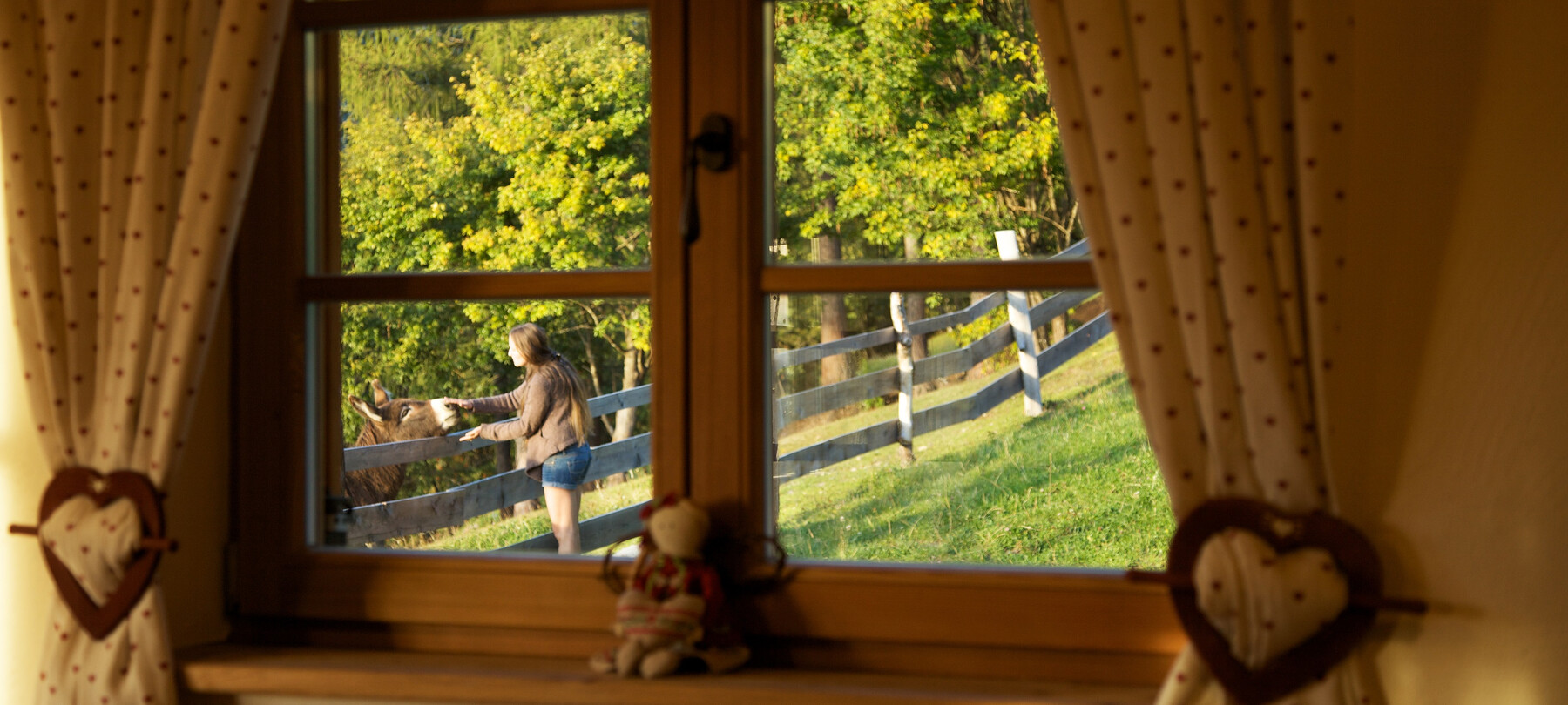 Valle dei Mocheni - Fierozzo - Finestra e tende | © Marco Simonini