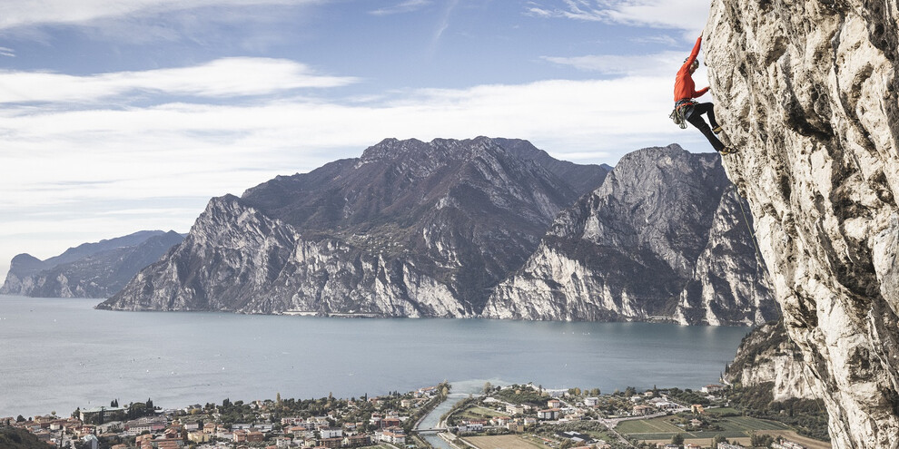 Besteigen einer Kletterwand | © APTGardaDolomitiSpA
