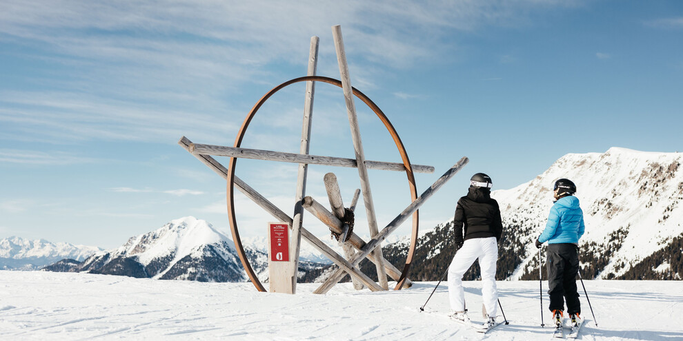 Skifahren inmitten von Kunstwerken