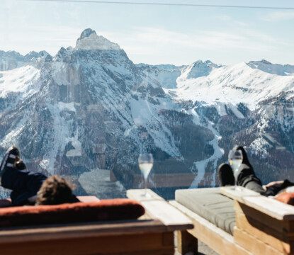 Val di Fassa - Canazei - Belvedere - Rifugio Fredarola - Aperitivo nella terrazza del rifugio - Trentodoc | © Alex Moling