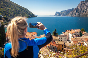 Garda Trentino - Lago di Garda - Torbole - Panorama - Ragazza fa una foto | © Fabio Staropoli