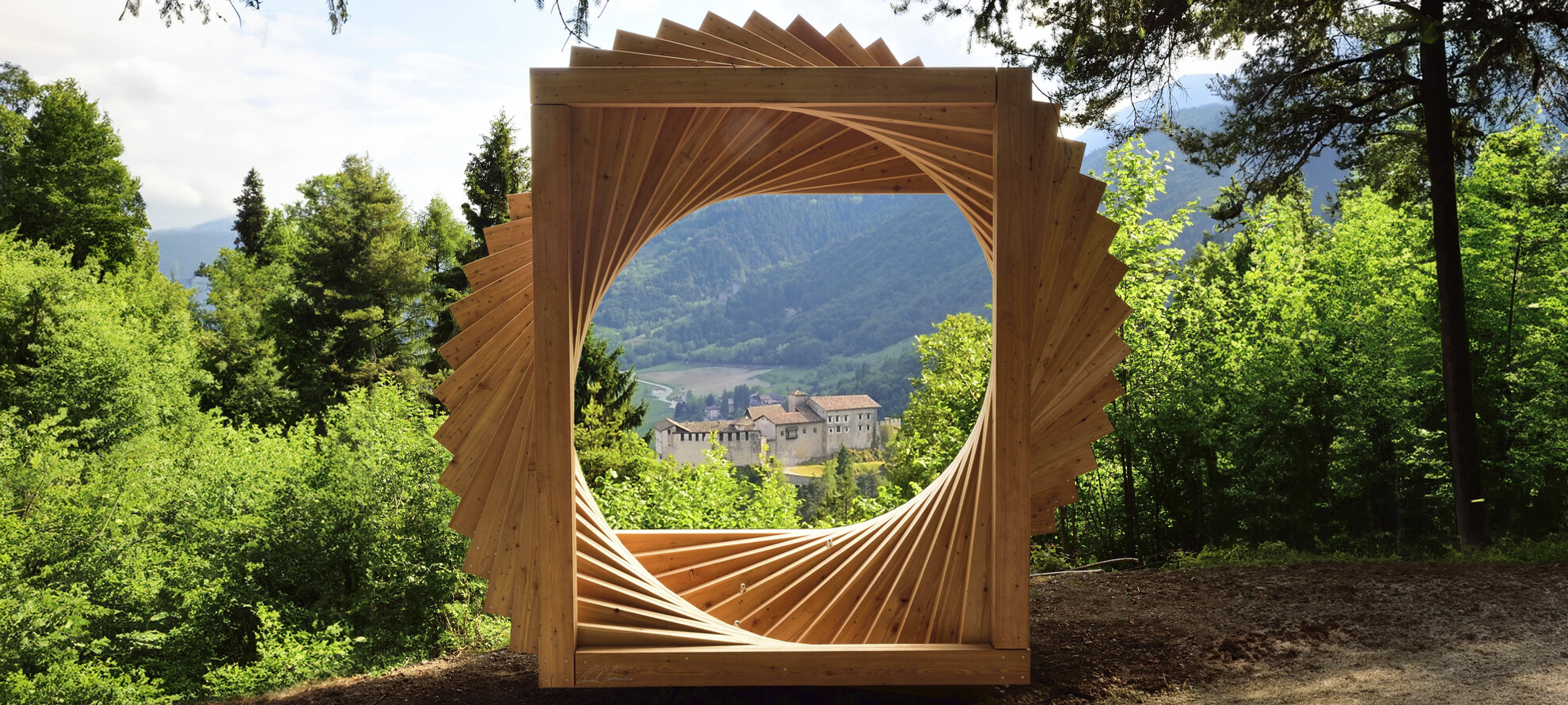 Bosco Arte Stenico, opera di Maurizio Corradi. L’opera, che si trova in un punto panoramico del sentiero, è una grande spirale composta da elementi in legno e sembra una finestra aperta sul panorama. Al centro, in lontananza, il castello di Stenico. Intorno all’opera, gli alberi del bosco.