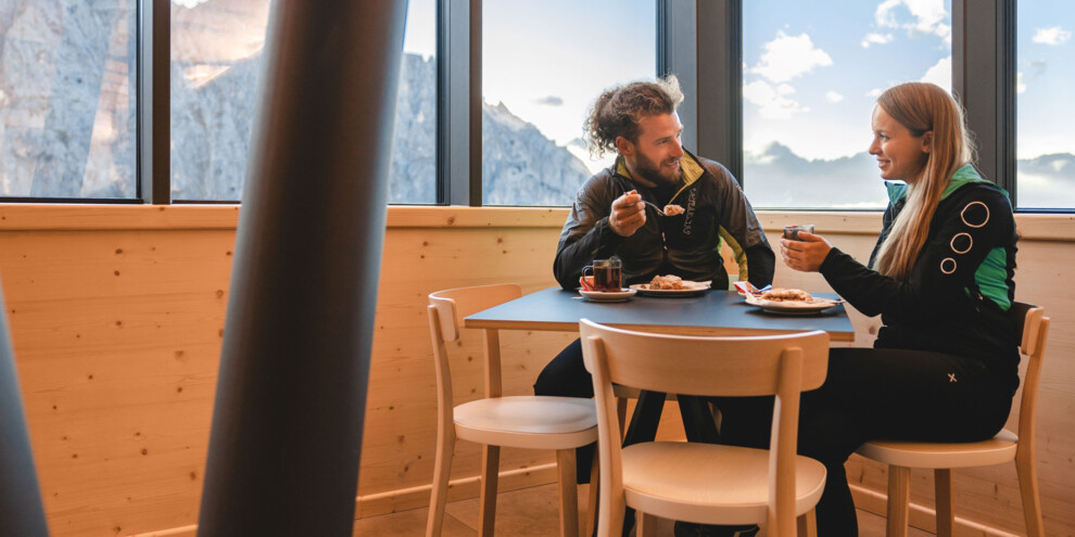 Madonna di Campiglio - Val Rendena - Ragoli - Dolomiti di Brenta - Rifugio Alberto e Maria ai Brentei - Colazione in rifugio | © Mathäus Gartner