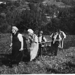 Donna con aratro | © Istituto Culturale Mocheno