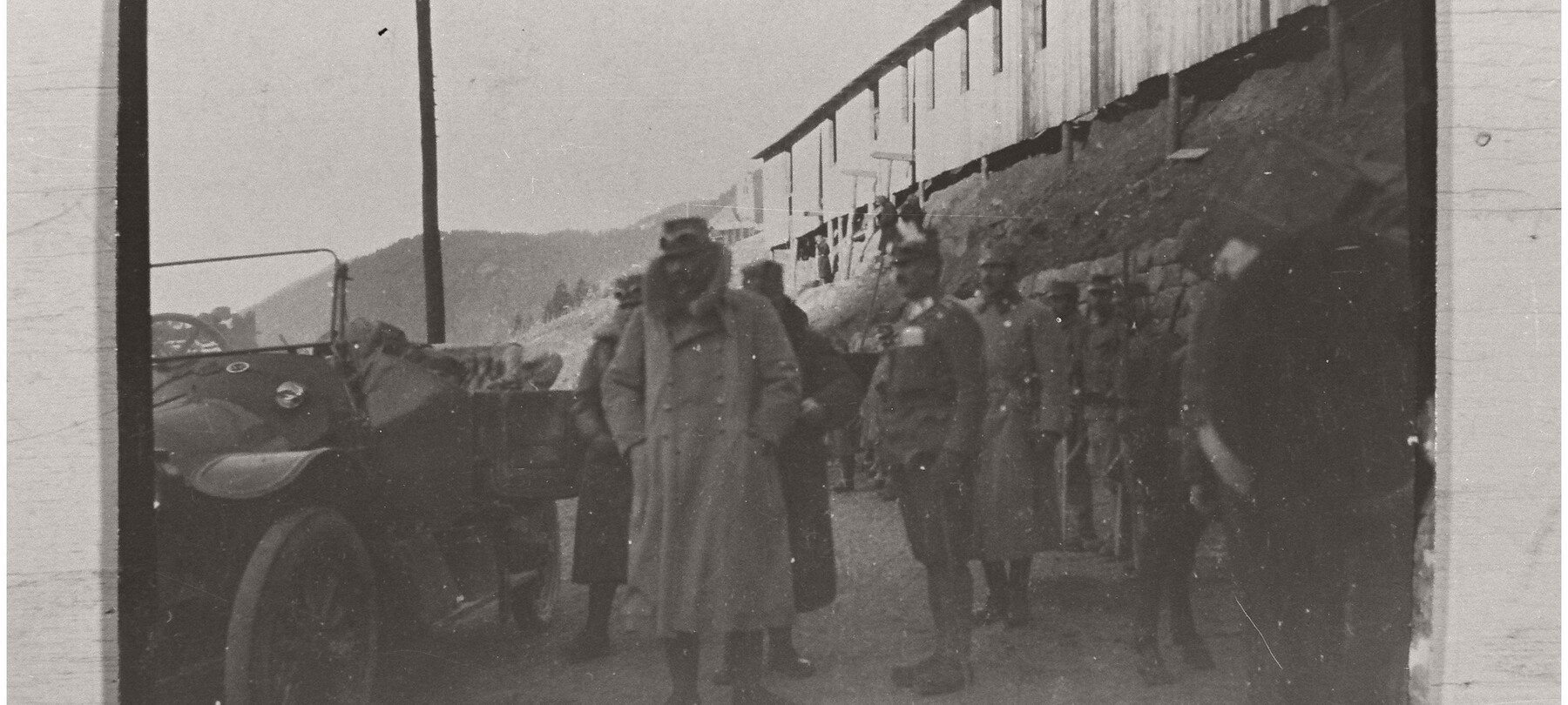 Baraccamenti militari lungo la strada in loc. Lenzer e sullo sfondo la chiesa di S. Maria Maddalena | © Istituto Culturale Mòcheno