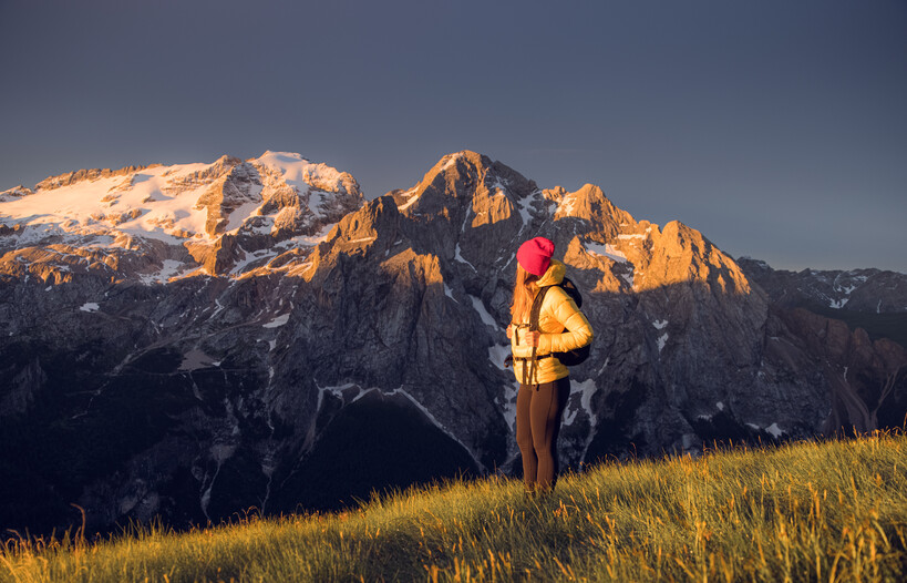 Val di Fassa - Viel dal Pan - Trekking sul sentiro verso il rifugio all'alba - Sullo sfondo la Marmolada | © Tom Klocker