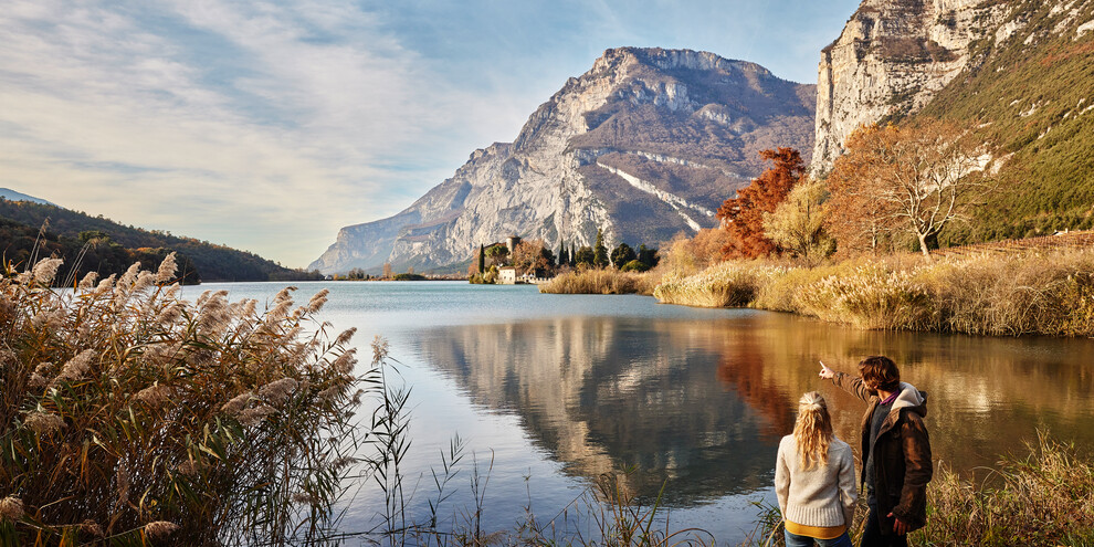 Garda Trentino - Valle dei laghi - Lago di Toblino - Coppia si rilassa in riva al lago | © Christian Kerber