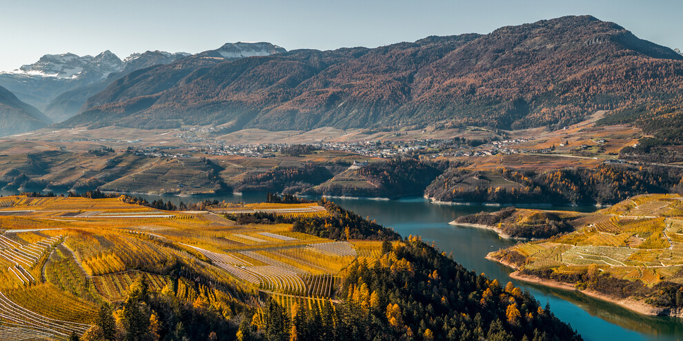 Val di Non - Panorama sui meleti - Foliage | © Andrea Vallauri