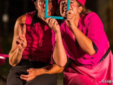 Nella foto sono presenti due componenti della compagnia i 4 elementi, mentre eseguono uno spettacolo