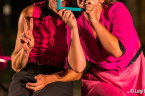 Nella foto sono presenti due componenti della compagnia i 4 elementi, mentre eseguono uno spettacolo