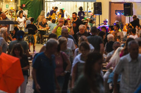 Clima di festa in uno stand gastronomico